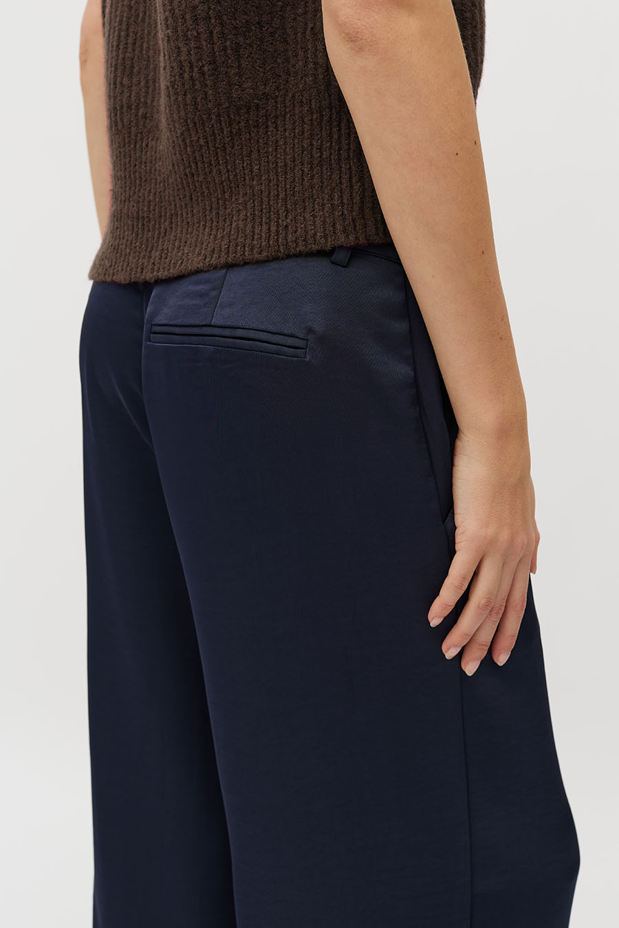 mbyM Guri Long-M broek wide-leg satijn glanzend blauw detail van model