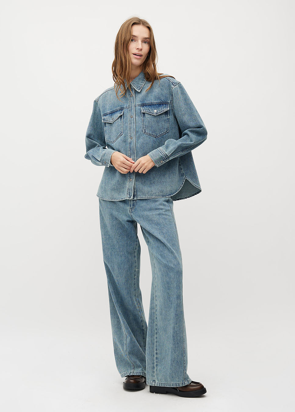 mbyM Katyn-M jeans wide-leg blauw voorkant model met bijpassende denim blouse