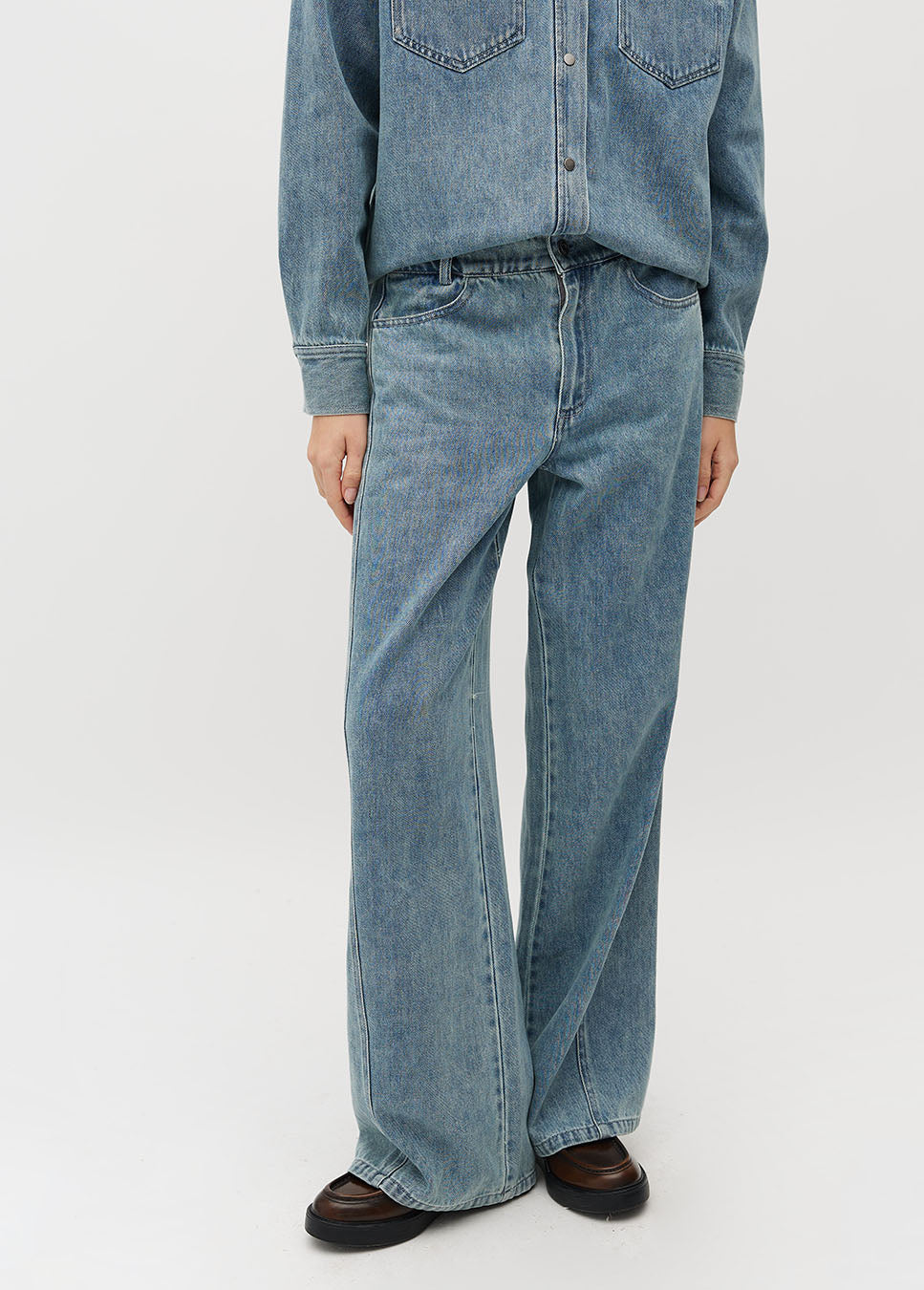 mbyM Katyn-M jeans wide-leg blauw voorkant op het model