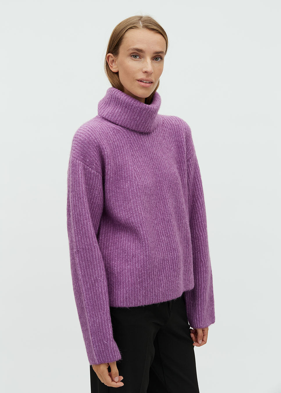 mbyM Kemina-M trui gebreid met col paars zijkant model