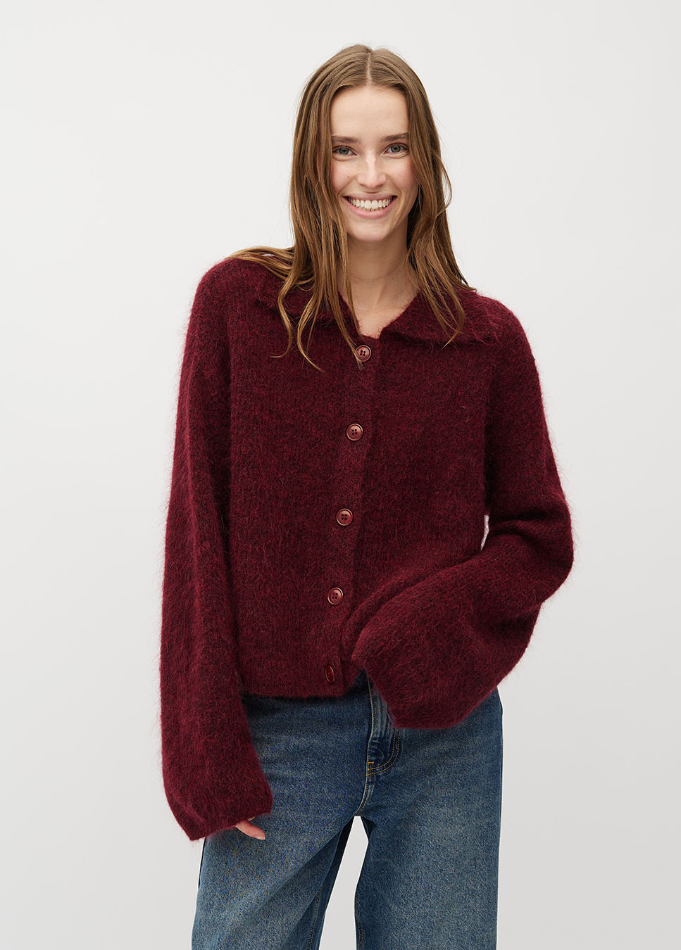 mbyM Larya-M vest gebreid knoopsluiting en kraag rood voorkant model 