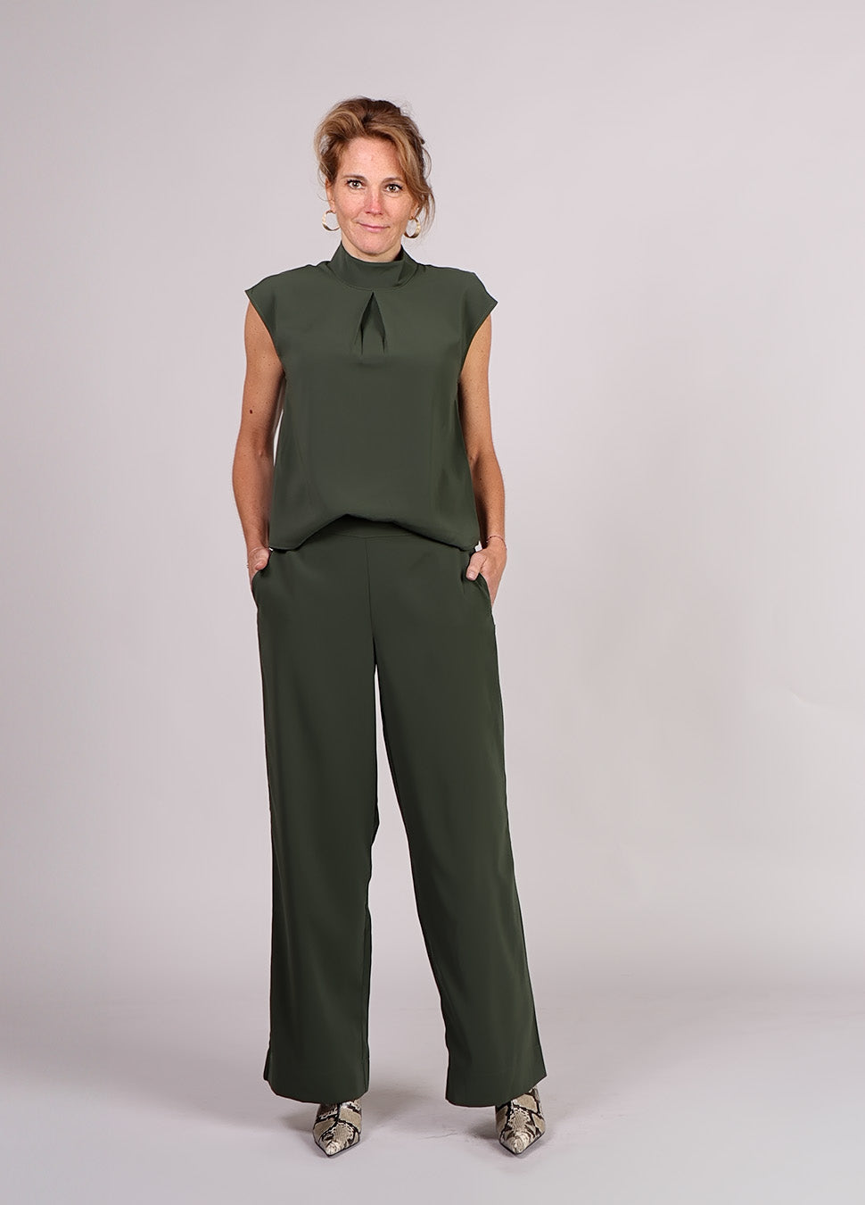 mbyM Maaja-M mouwloze jumpsuit groen voorkant model