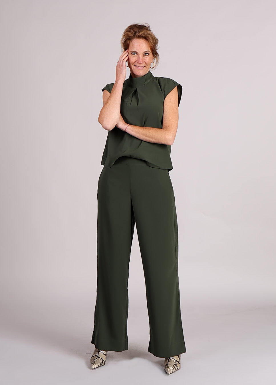 mbyM Maaja-M mouwloze jumpsuit groen voorkant model