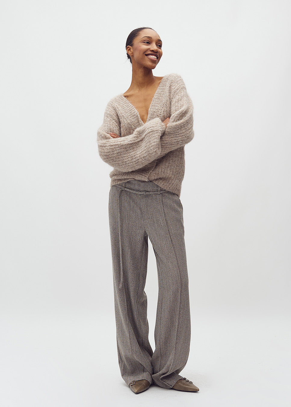 mbyM Molenda-M vest gebreid met knopen wol beige voorkant model met pantalon