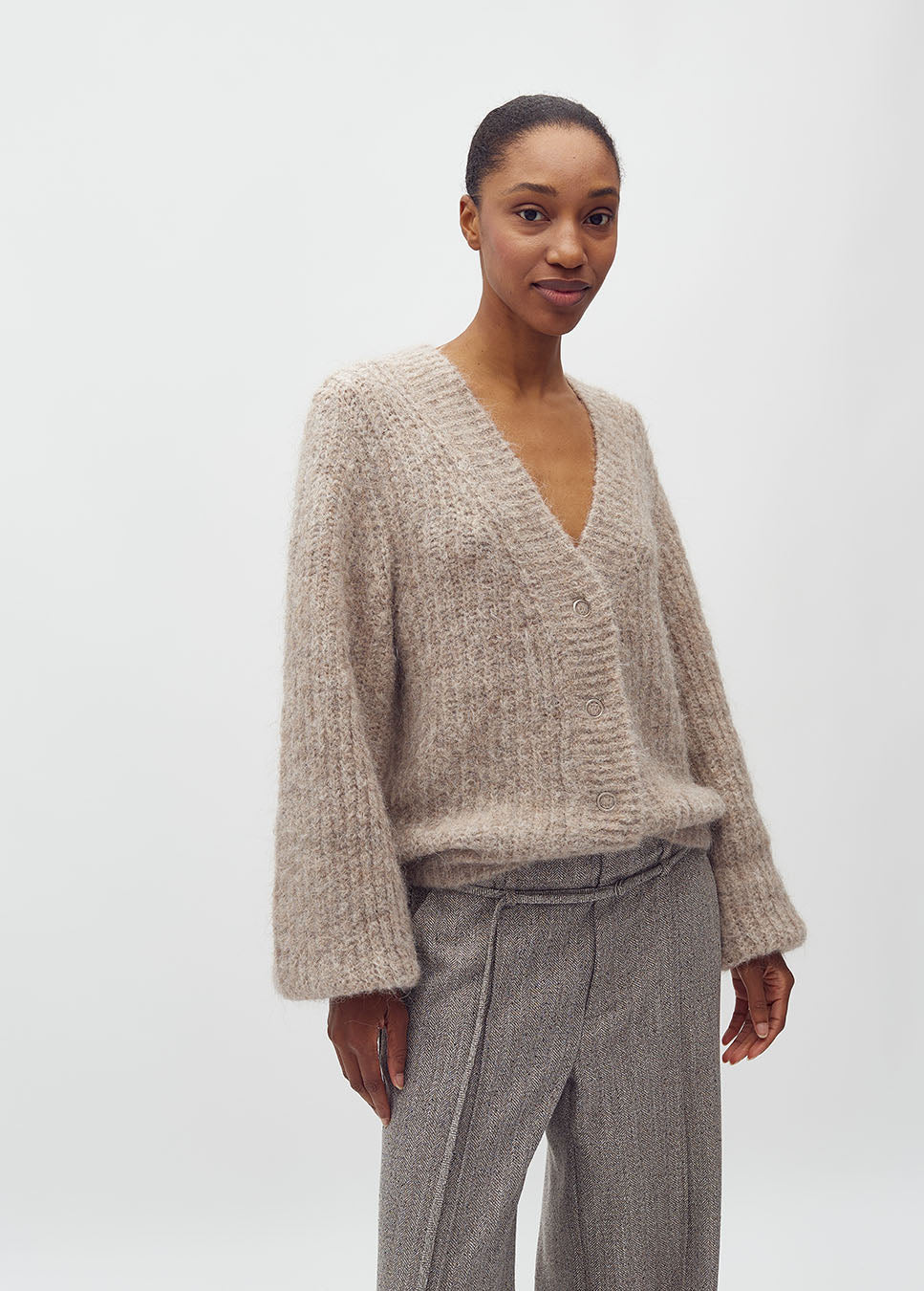 mbyM Molenda-M vest gebreid met knopen wol beige voorkant op model