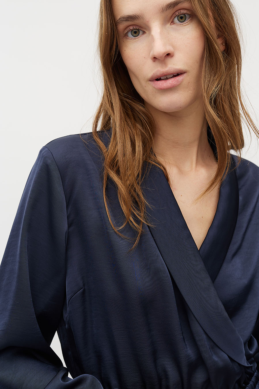 mbyM Nayah-M midi-jurk glanzend satijn blauw detail van model