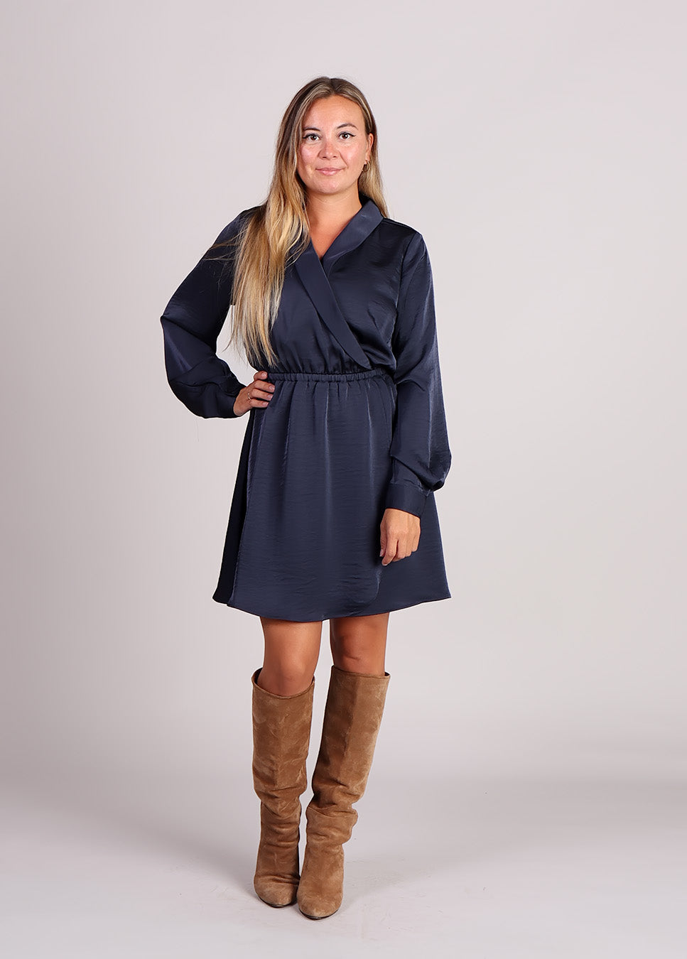 mbyM Nayah-M midi-jurk glanzend satijn blauw voorkant op model