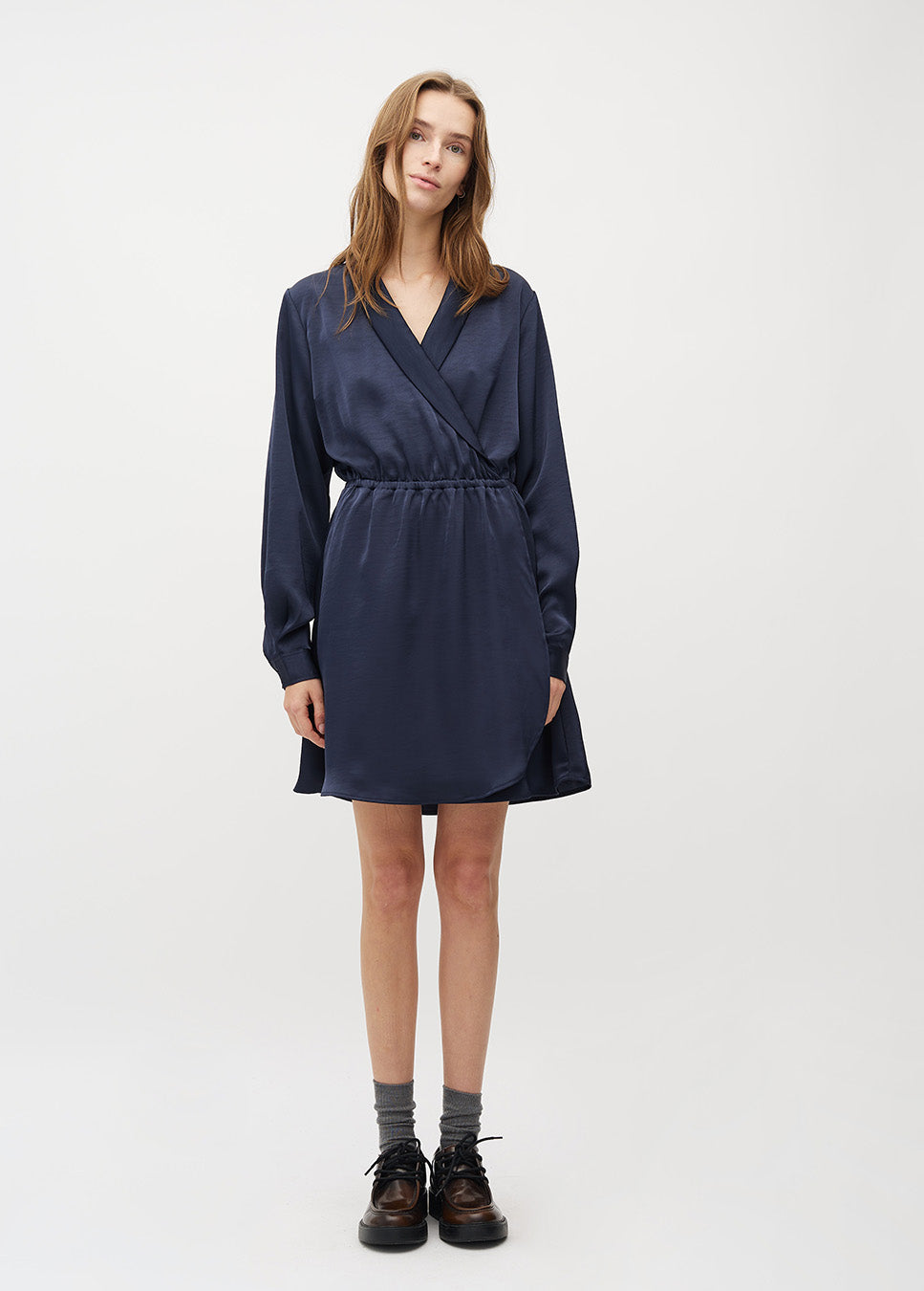 mbyM Nayah-M midi-jurk glanzend satijn blauw voorkant van het model