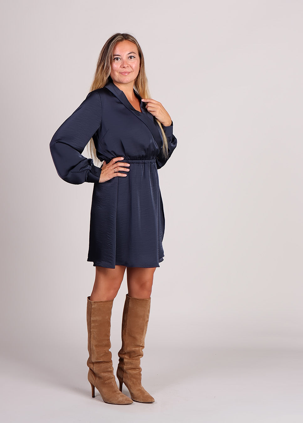 mbyM Nayah-M midi-jurk glanzend satijn blauw zijkant model