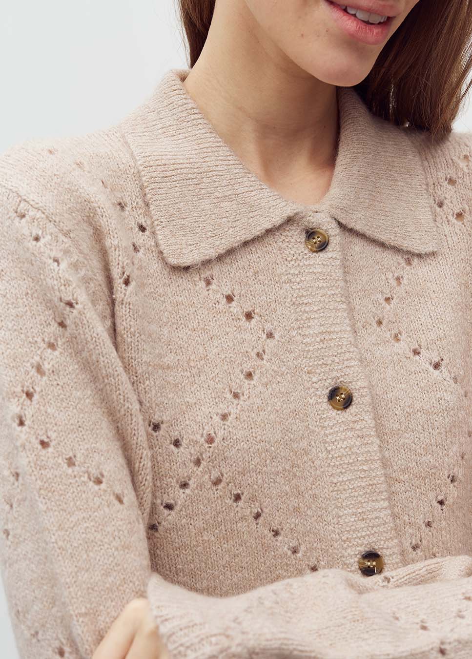 mbyM Pallioma-M vest gebreid met kraag opengewerkte details beige detail op model