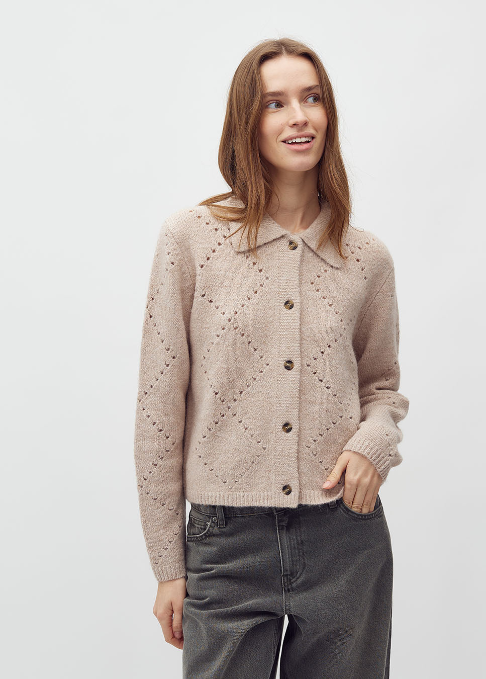 mbyM Pallioma-M vest gebreid met kraag opengewerkte details beige voorkant model met grijze jeans