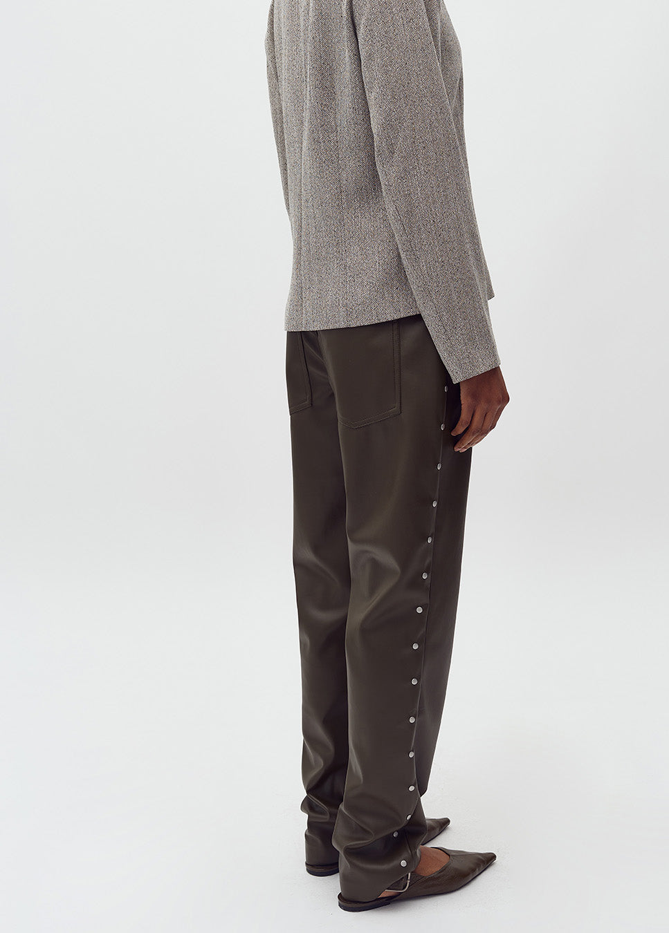 mbyM Petalla-M broek vegan leather met studs groen achterkant model