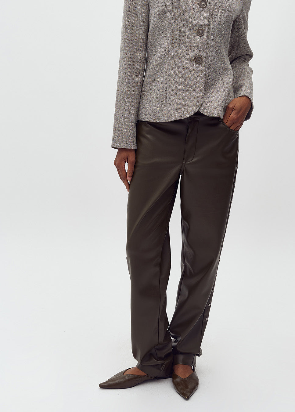 mbyM Petalla-M broek vegan leather met studs groen voorkant model