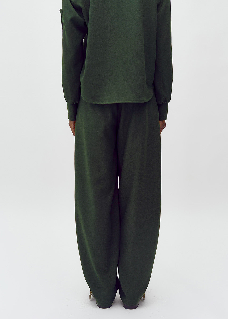 mbyM Pija-M pantalon met ballon effect donker groen achterkant model