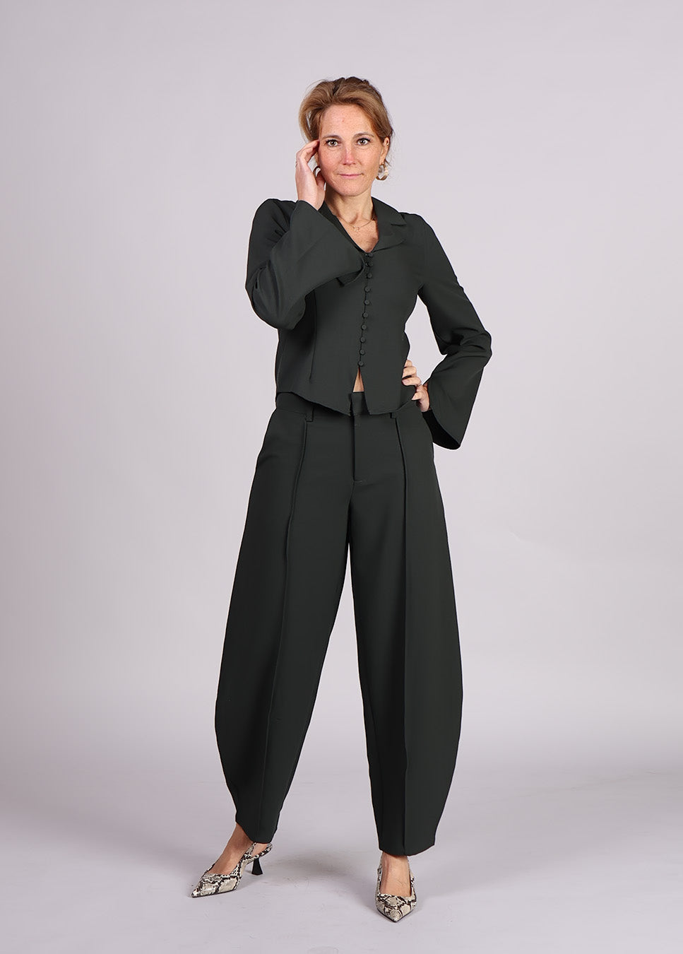 mbyM Pija-M pantalon met ballon effect donker groen voorkant model met bijpassende blouse