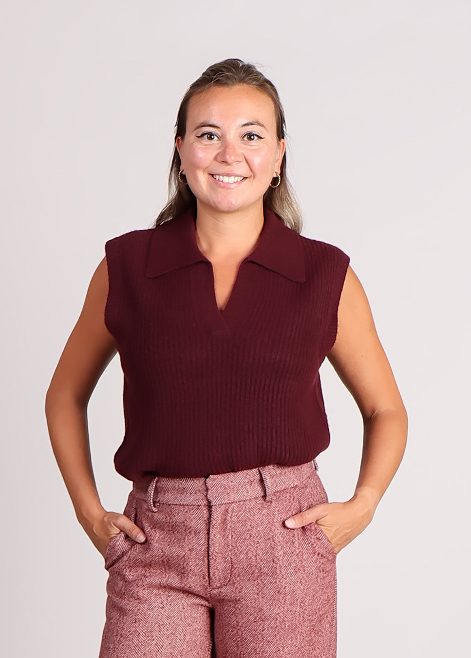 mbyM Ritika-M spencer gebreid bordeaux rood voorkant model detail