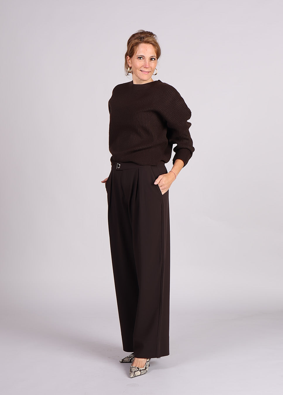 mbyM Rosalyn-M broek bruin zijkant model met bruine trui