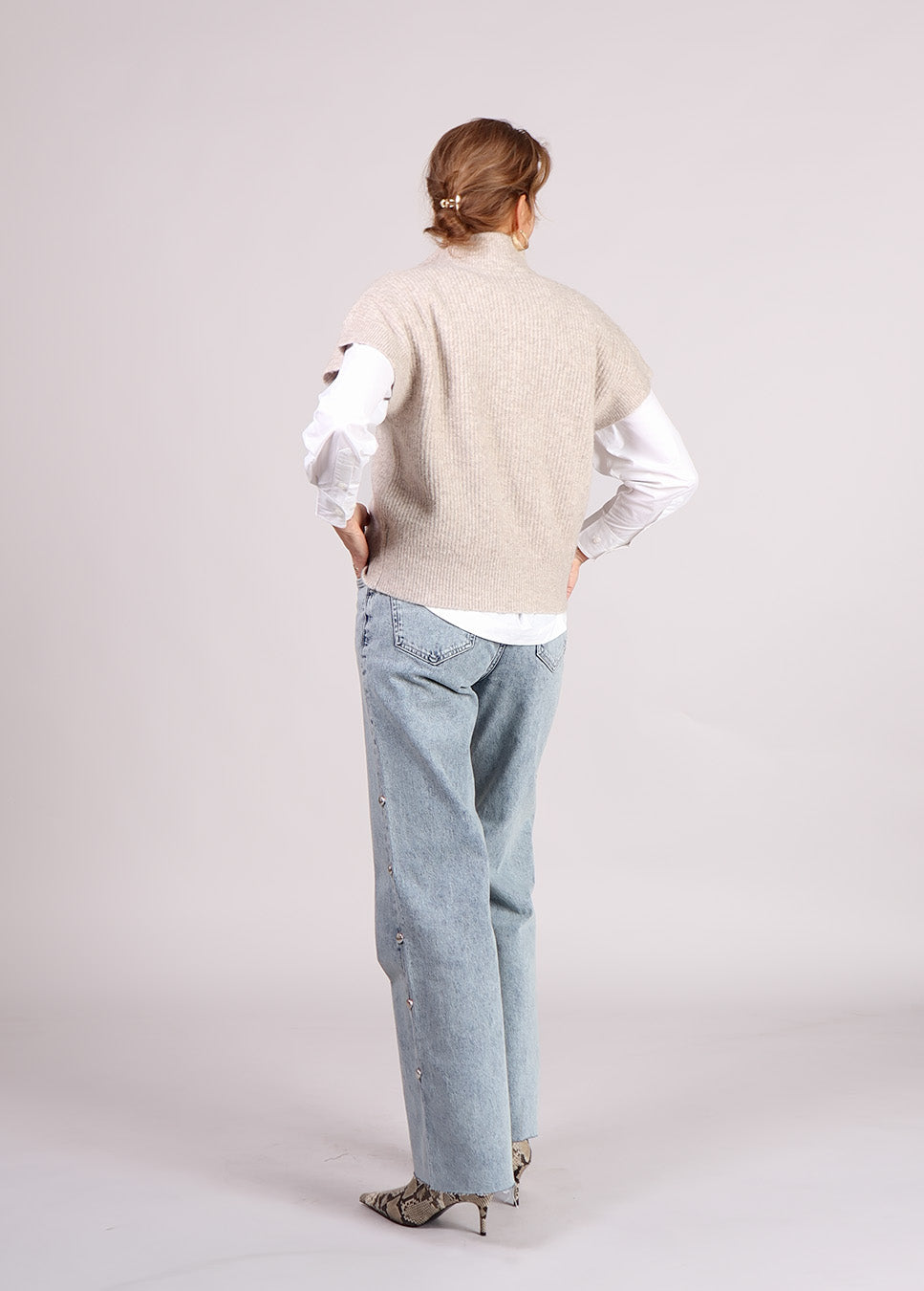 mbyM Roselina short-M vest met rits korte mouw beige achterkant