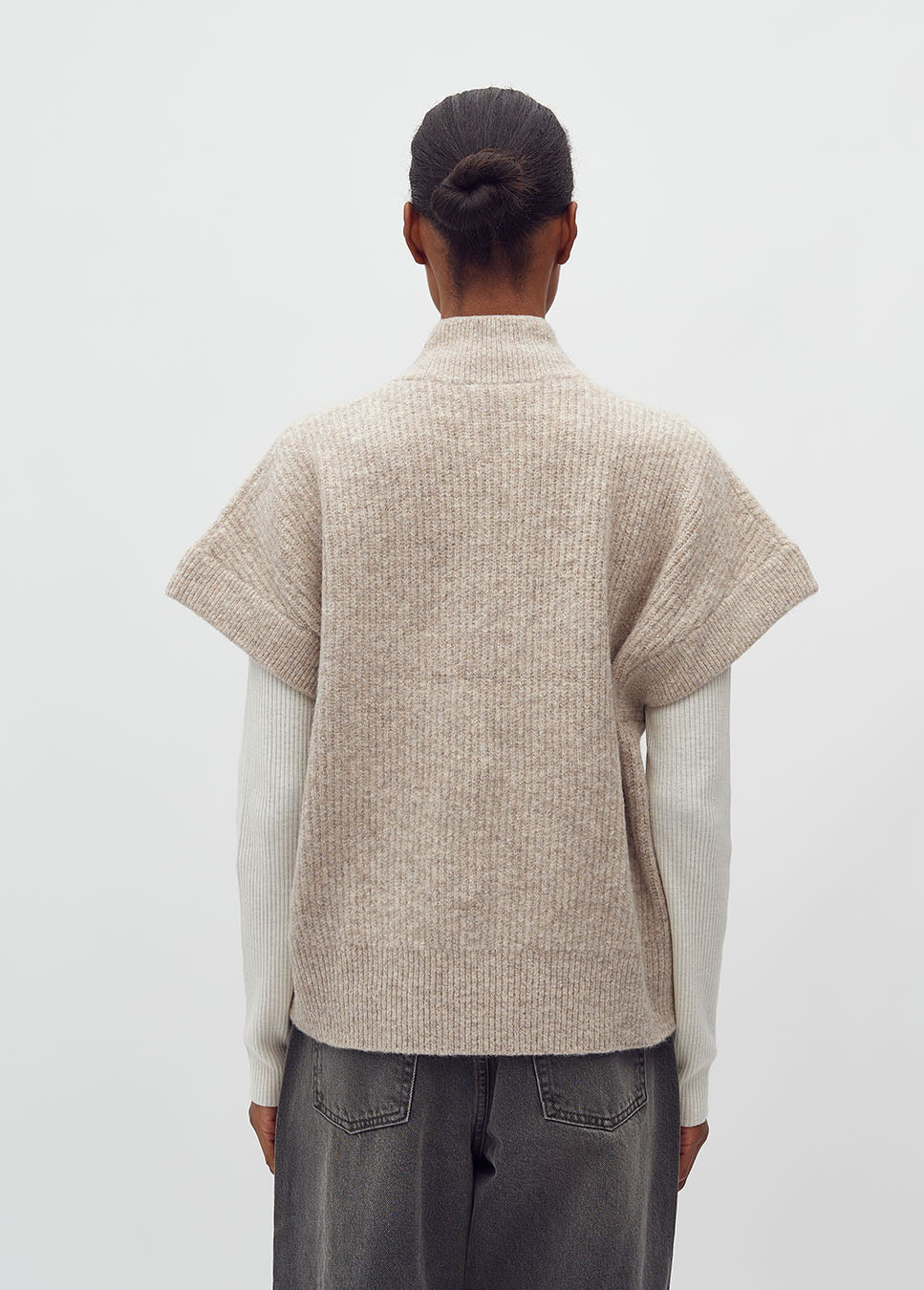 mbyM Roselina short-M vest met rits korte mouw beige achterkant model