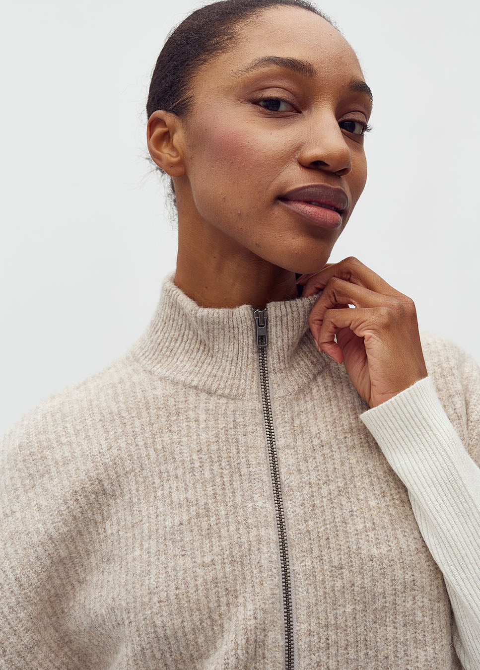 mbyM Roselina short-M vest met rits korte mouw beige voorkant detail