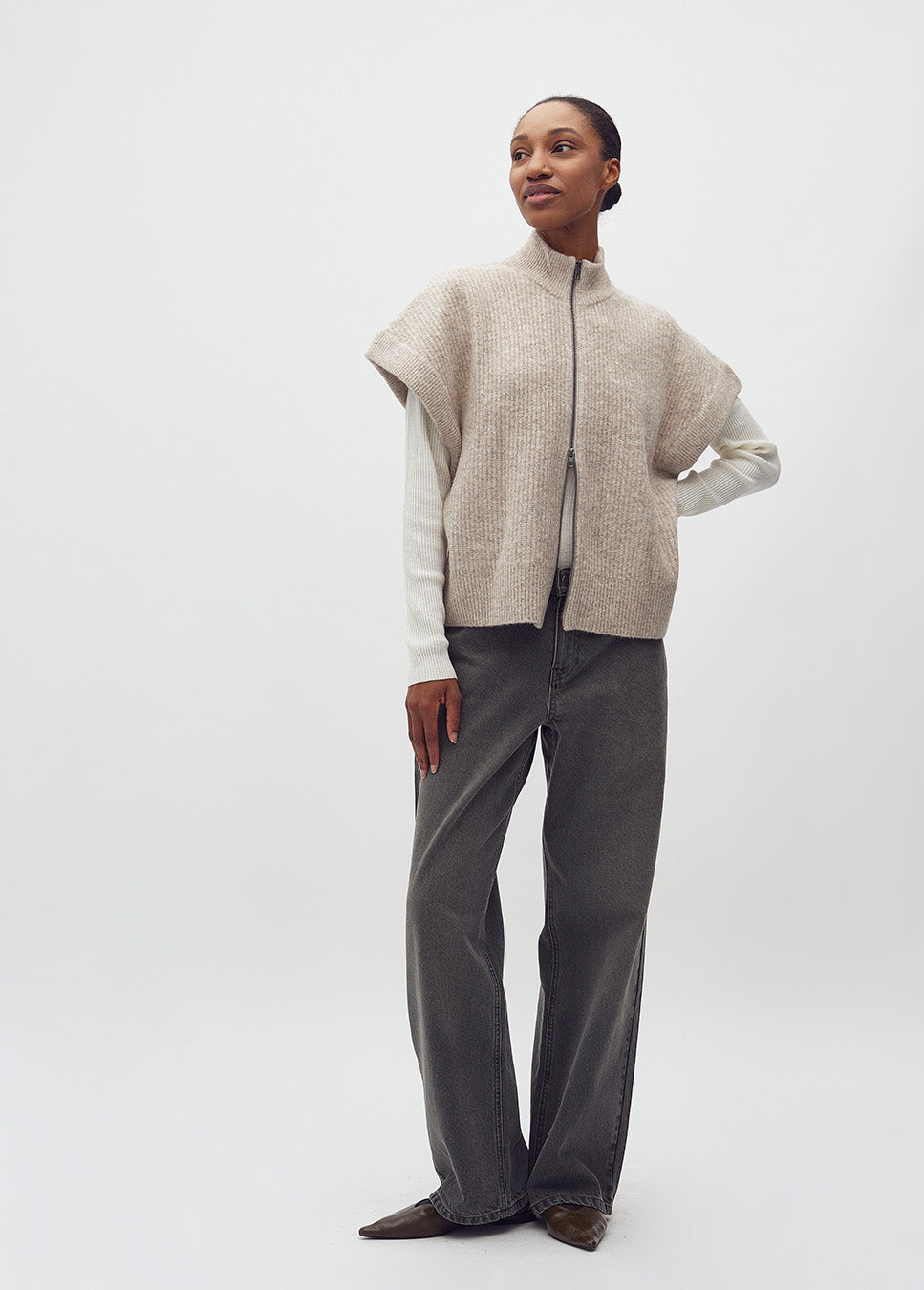 mbyM Roselina short-M vest met rits korte mouw beige voorkant model met grijze jeans