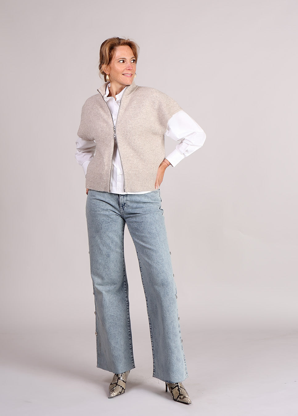 mbyM Roselina short-M vest met rits korte mouw beige voorkant blauwe denim jeans