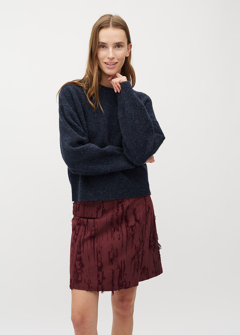 mbyM Sadi-M trui gebreid donkerblauw voorkant model met rode rok