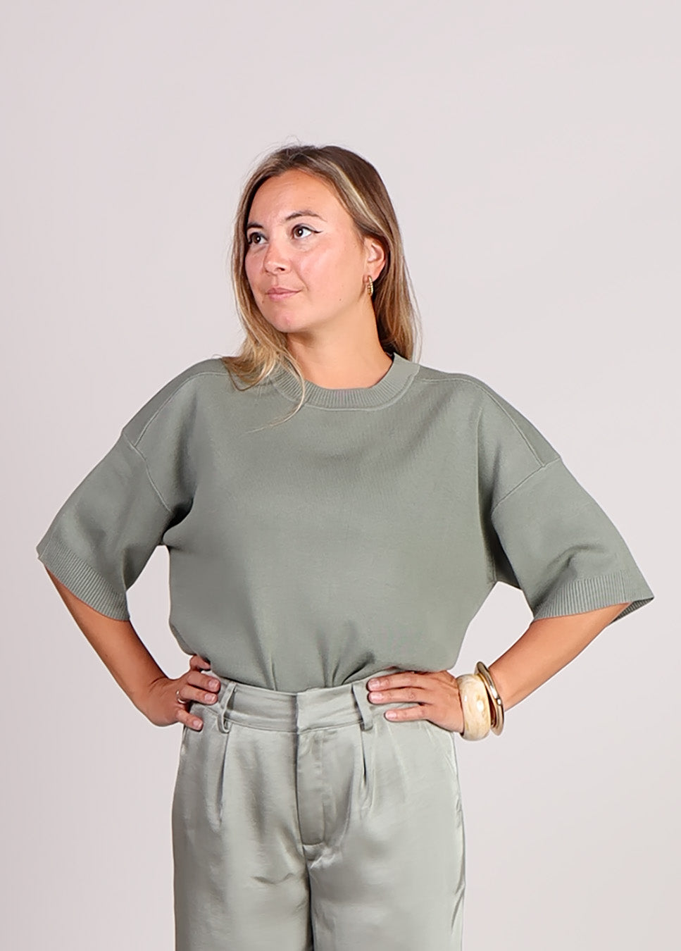 mbyM Sitta-M trui fijn gebreid korte mouwen groen voorkant model detail