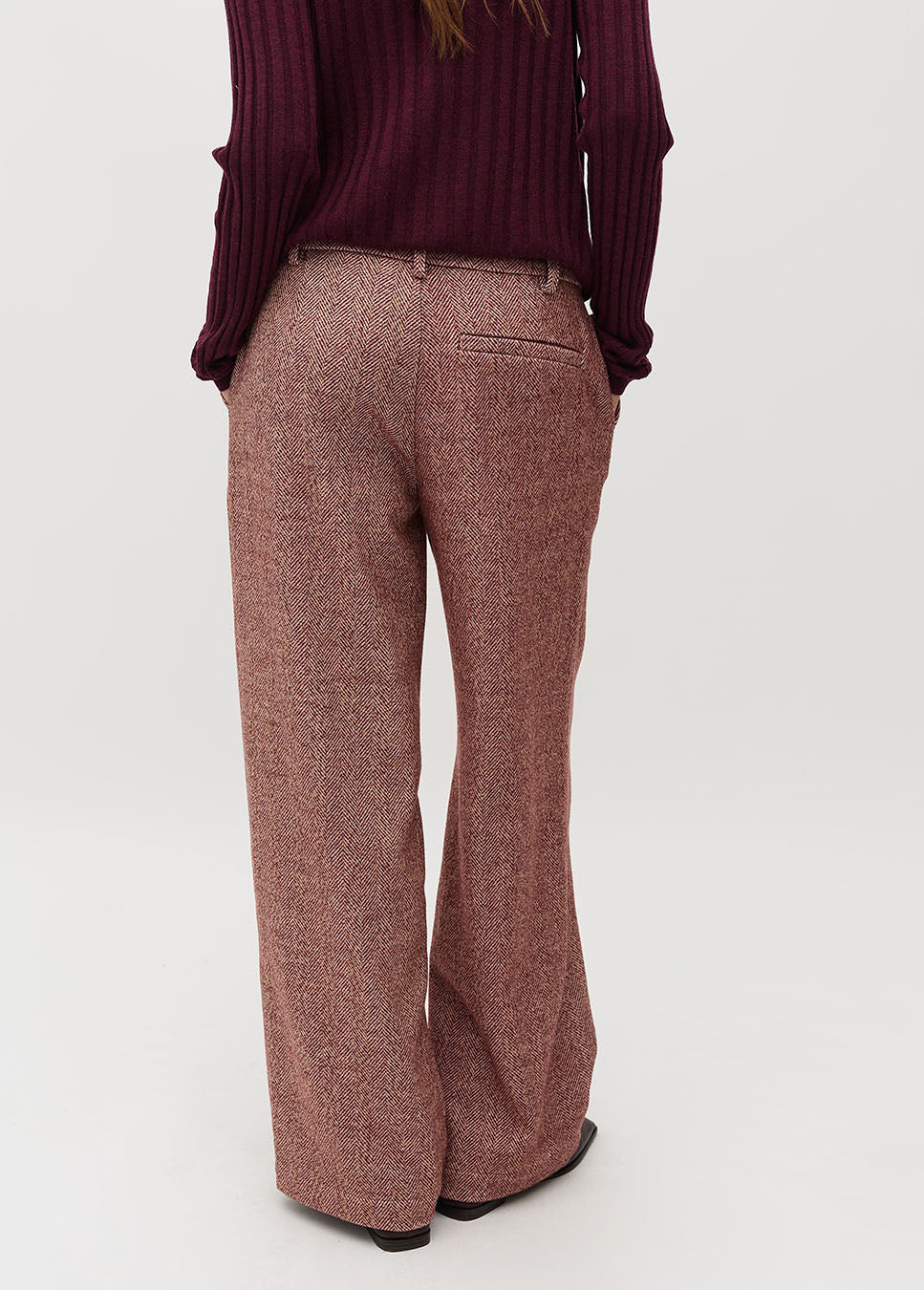 mbyM Tarrina-M pantalon wolmix gemeleerd rood achterkant model