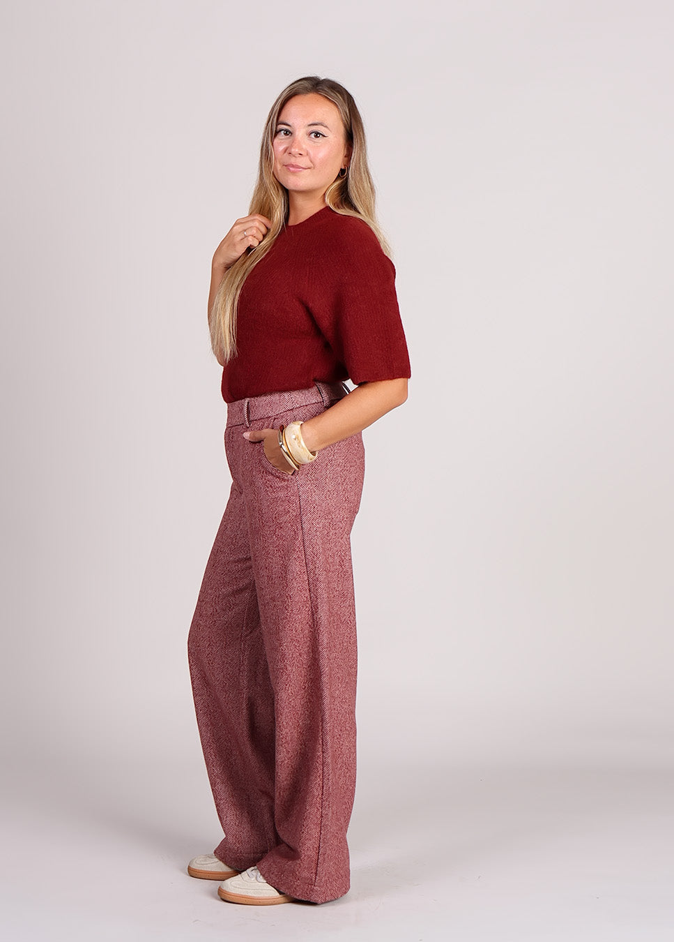 mbyM Tarrina-M pantalon wolmix gemeleerd rood zijkant model met rode trui