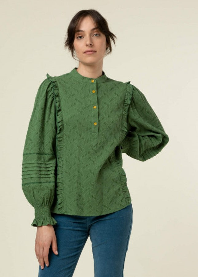 Online dameskleding Boetiek Aniek I Mooie groene blouse van het merk FRNCH. De groene blouse heeft lange mouwen, volants op de schouders en een aangerimpeld elastiek onderaan de mouwen met ruches bij de uiteinde van de mouwen. Shop de nieuwe collectie dames blouses, groene blouses, blouses met ruches, FRNCH blouses.