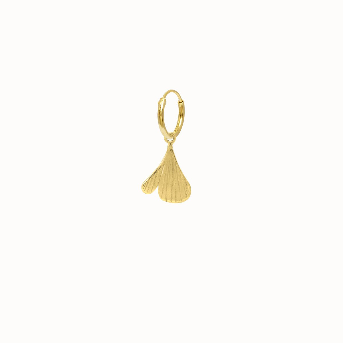 De Modern Ginko Hoop is een 12 mm hoop. Verkocht per stuk en eenvoudig te combineren met andere hoops of studs. Creëer een supertoffe earparty met minimalistische studs en catchy hoops. Bij ons vind je goudkleurige oorbellen, kettingen, hangers en armbanden. Shop de mooiste sieraden bij online Fashion Boetiek Aniek.