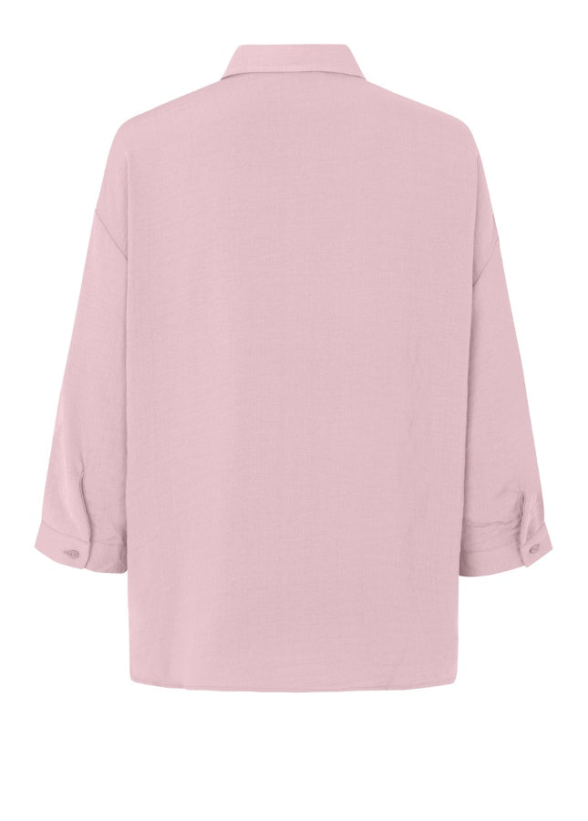 Online dameskleding Boetiek Aniek I Roze Alexis blouse van het merk Modstrom. De lichtroze blouse in een klassiek design heeft een klassieke kraag en wordt aan de voorkant gesloten door middel van knoopjes. De blouse heeft driekwart mouwen en een borstzak. Shop de nieuwe collectie dames blouses. Modstrom blouse.