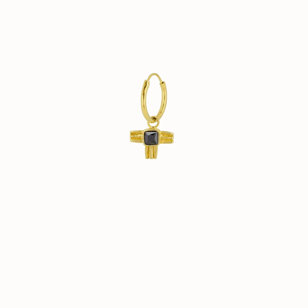 De Sculpted Wing Hoop is een 12mm hoop en is eenvoudig te combineren met andere hoops of studs. Creëer een supertoffe earparty met minimalistische studs en catchy hoops. Bij Boetiek Aniek vind je goudkleurige oorbellen, kettingen, hangers en armbanden. Shop de mooiste sieraden bij online Fashion Boetiek Aniek.
