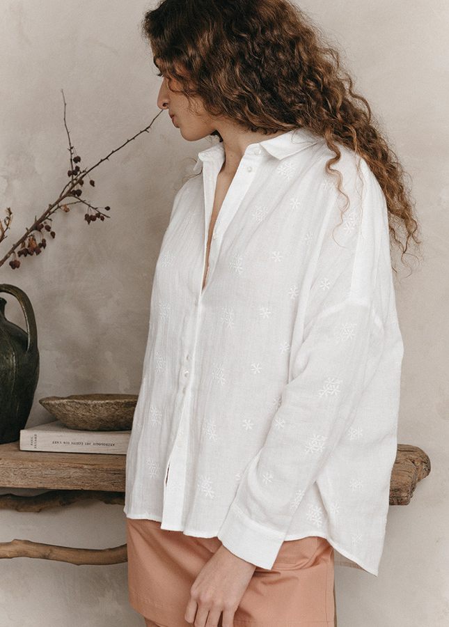 Witte blouse Jenny van het merk Grace & Mila. De witte blouse met geborduurde details valt laag op de schouders, heeft een luchtige kwaliteit (zoals linnen) en valt losjes. Een heerlijke blouse voor de zomer en eindeloos te combineren. Draag de blouse op een satijnlook rok of je favoriete jeans.